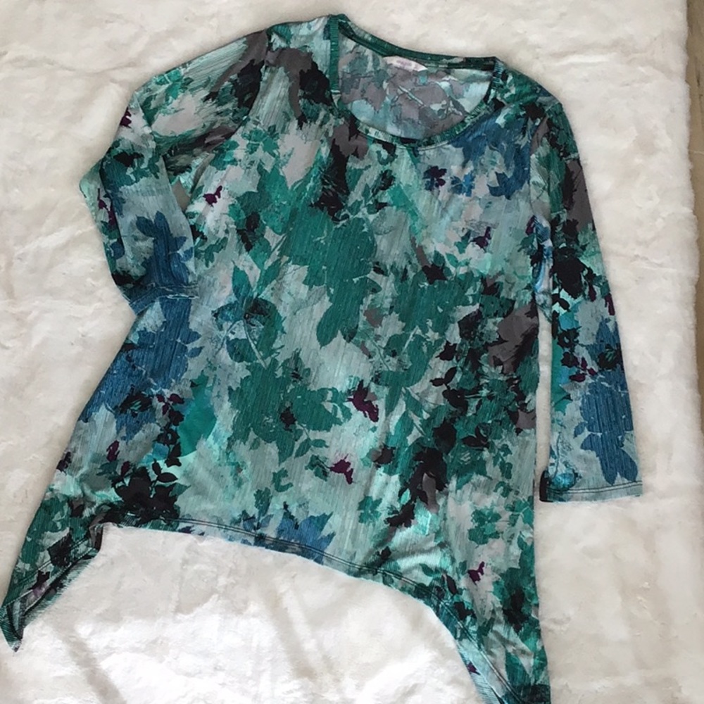 Alia Sharkbite Hem Top